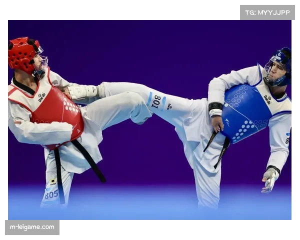 世界残疾人跆拳道锦标赛花絮:视力障碍组选手在引导员击掌声中精准完成击头技术